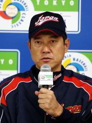 練習後、会見を行った原辰徳監督(撮影・加藤哉)