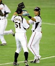 【日本-中国】イチロー(手前)と勝利を喜ぶ青木(撮影・野上伸悟)