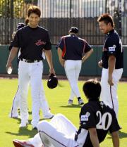 渡米後初の練習中、笑顔で話すダルビッシュと松坂。手前は岩隈（共同）