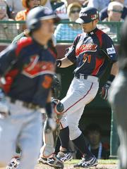 6回、青木(手前)の勝ち越し打で生還する三走イチロー(共同)