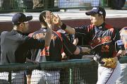 ８回、好守でピンチを救い、イチロー（左）に迎えられる川崎（共同）