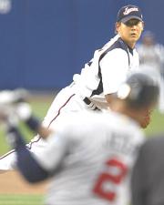 米国戦に先発し、ジーターと対戦する松坂（共同）