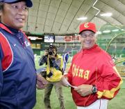 メンバー交換する西武渡辺監督と中国コリンズ監督（撮影・野上伸悟）