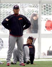 松坂はファンが掲げた日の丸の前でウオームアップする（撮影・鹿野芳博）