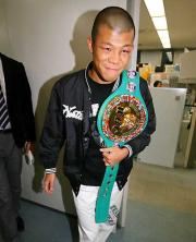 会見を終え笑顔で引き揚げる亀田（撮影・野上伸悟）
