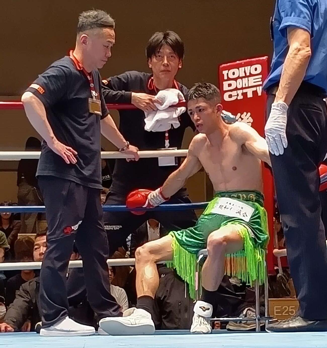 8回TKO負け後、赤コーナーで師匠の川島郭志会長（左端）と話す日本スーパーフライ級4位比連崎爽晏楽（左から3番目）
