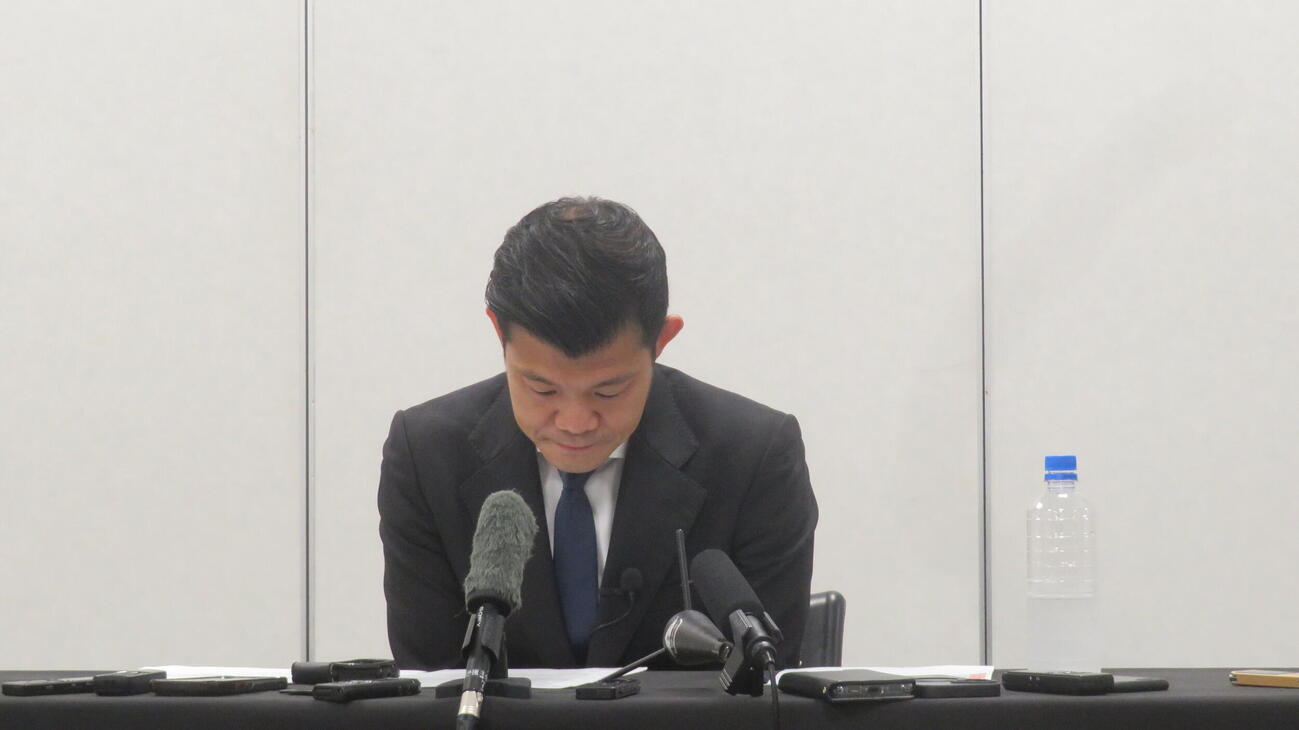 記者会見の冒頭で頭を下げて謝罪する元世界3階級制覇王者亀田興毅氏