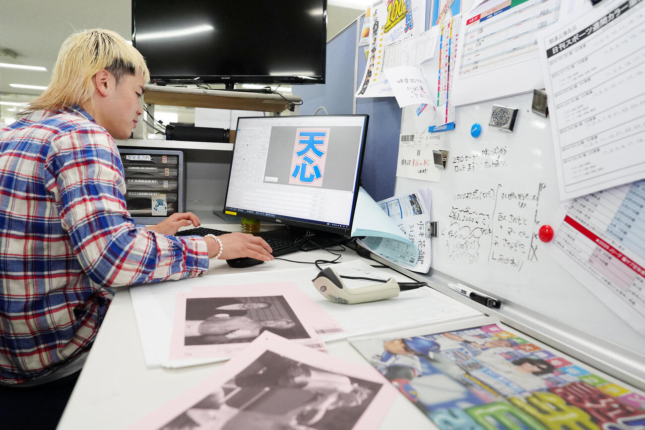 日刊スポーツに来社し、新聞を制作する整理部の席で文字を入力する那須川天心（撮影・江口和貴）