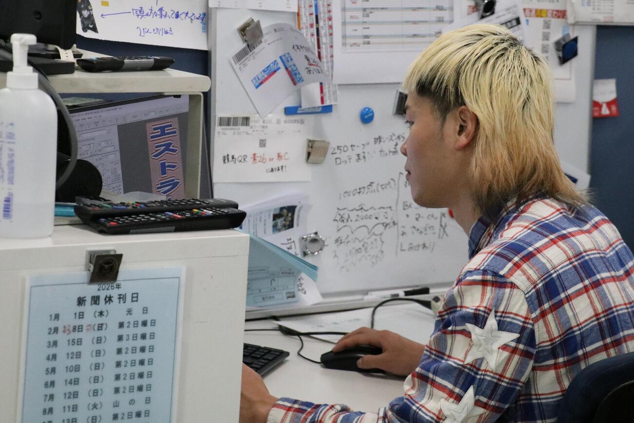 真剣なまなざしでモニターに向かい合う那須川天心。画面に前回の対戦相手、エストラーダの文字を入力する（撮影・服部航大）