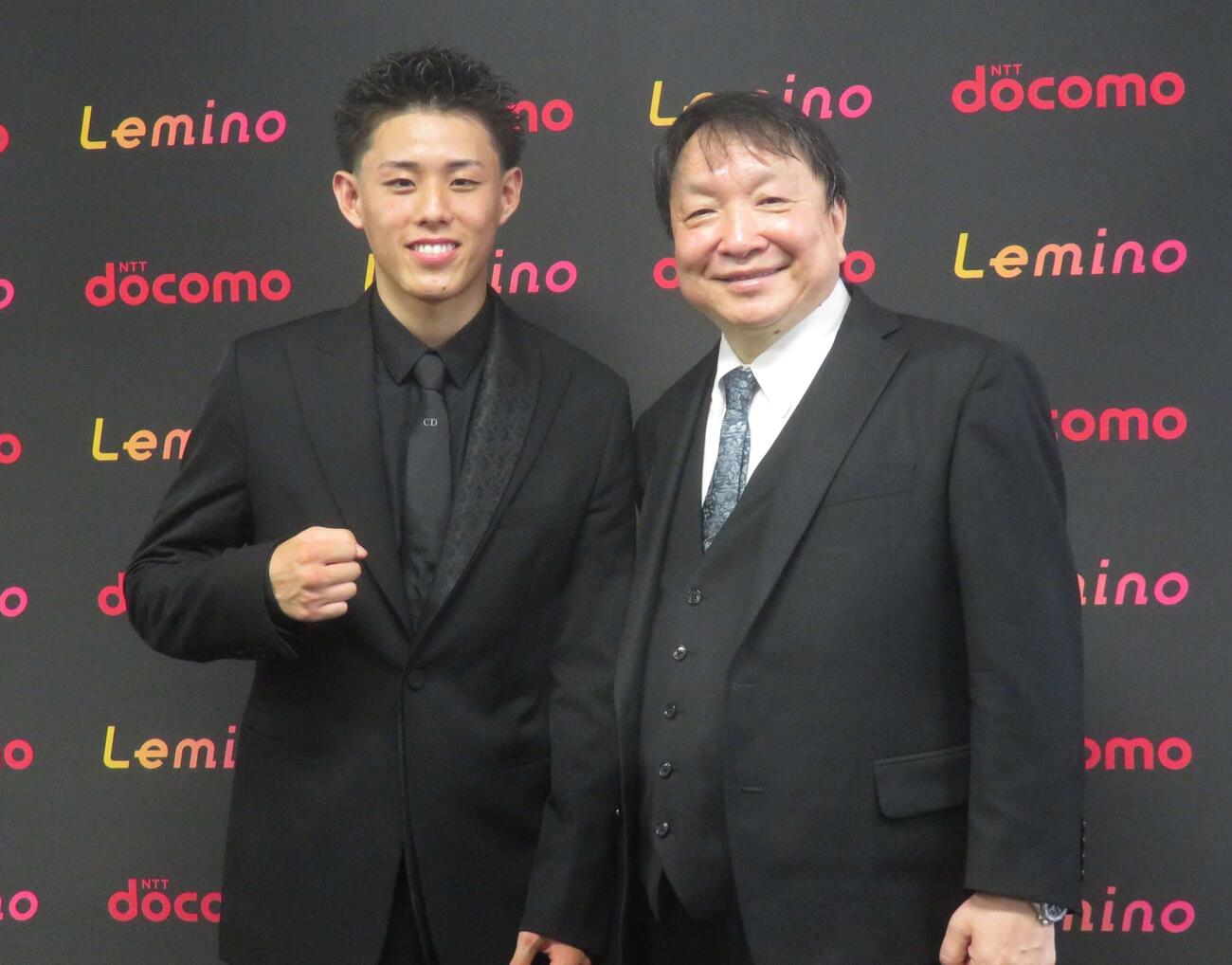 大橋ジムの大橋秀行会長（右）とプロ転向すると発表したアマ7冠の中山聖也