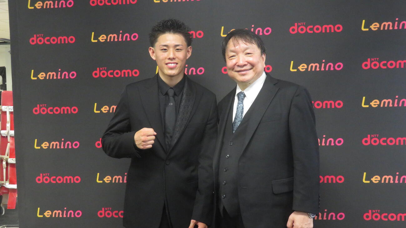 大橋ジムの大橋秀行会長（右）とプロ転向会見に臨んだアジアユースVを含むアマ7冠の中山聖也＝2026年5月28日