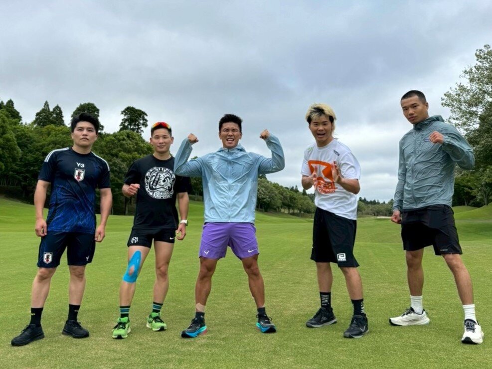 成田合宿を打ち上げた帝拳ジム勢。左端から坪井智也、松本流星、岩田翔吉、那須川天心、増田陸（帝拳ジム提供）