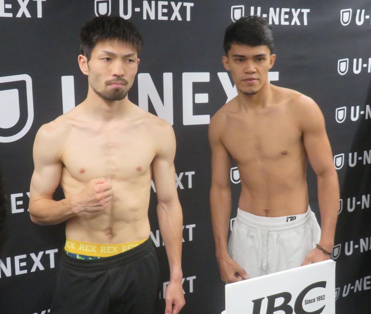 ローレンツ・ビアソン（右）とのスーパーフライ級10回戦に臨む元WBA世界フライ級王者ユーリ阿久井政悟