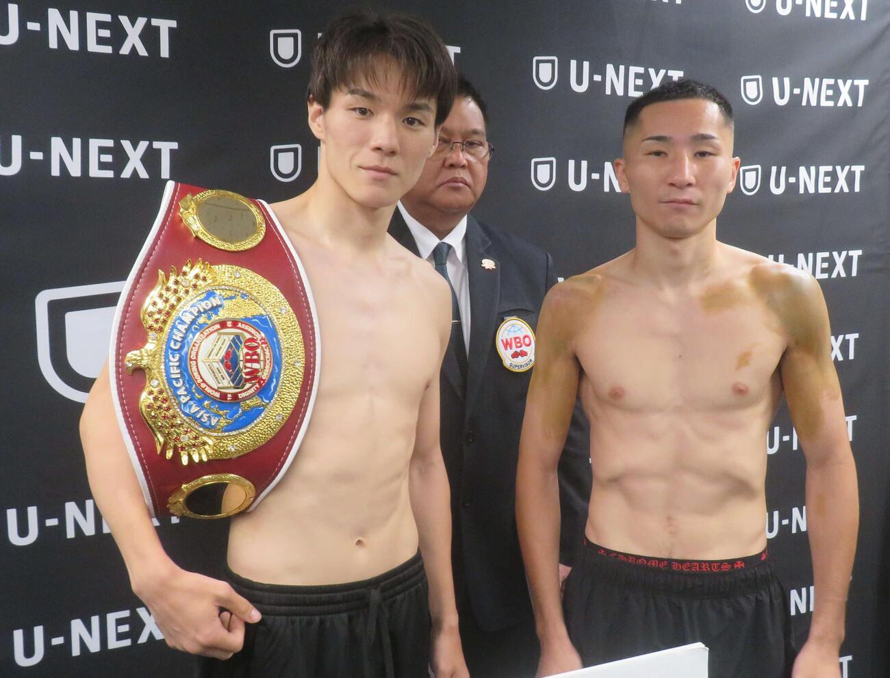 初防衛戦に向け、計量クリアしたWBOアジア・パシフィック・スーパーライト級王者李健太（左）と挑戦者の同級1位富岡樹