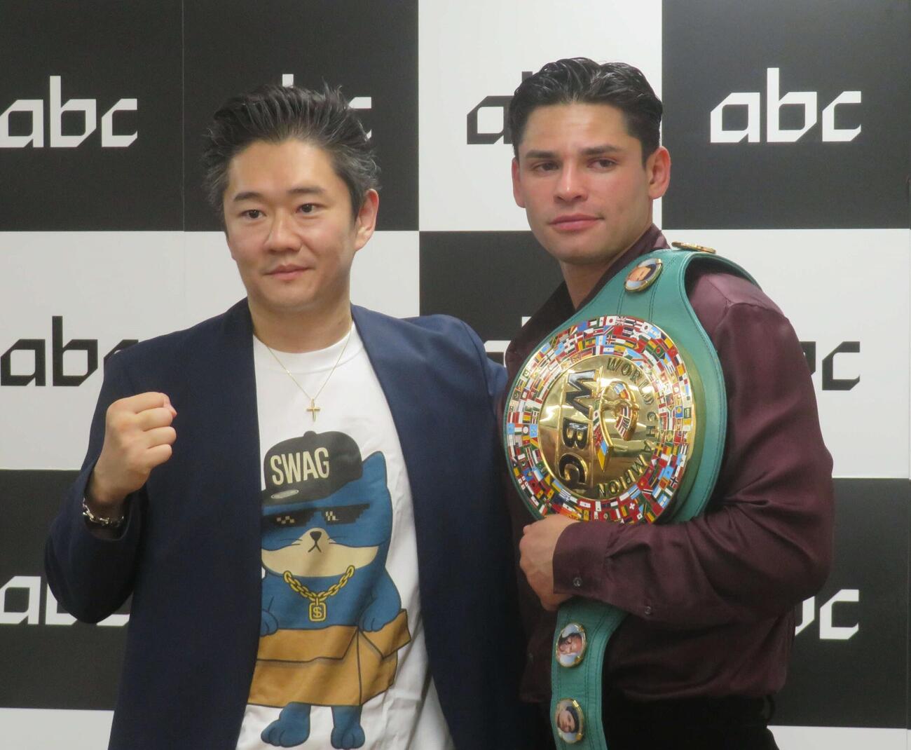 クロフォード・プロダクション・ジャパン（仮称）の広報戦略アンバサダー就任会見に臨んだWBC世界ウエルター級王者ライアン・ガルシア（右）。左はABC社の松田元代表取締役