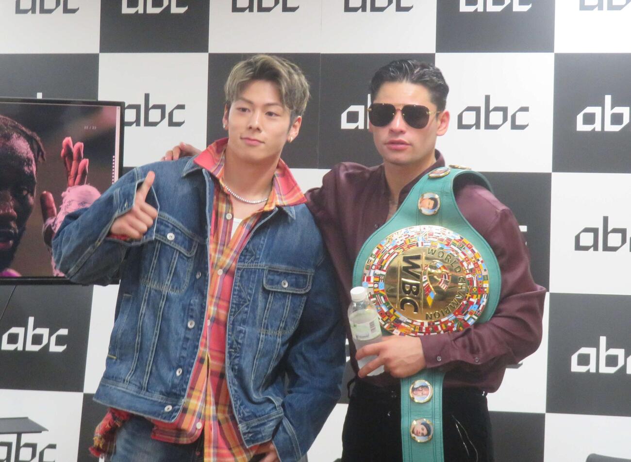 来週、一緒にイベントを行う総合格闘家の三浦孝太（左）と写真撮影するWBC世界ウエルター級王者ライアン・ガルシア