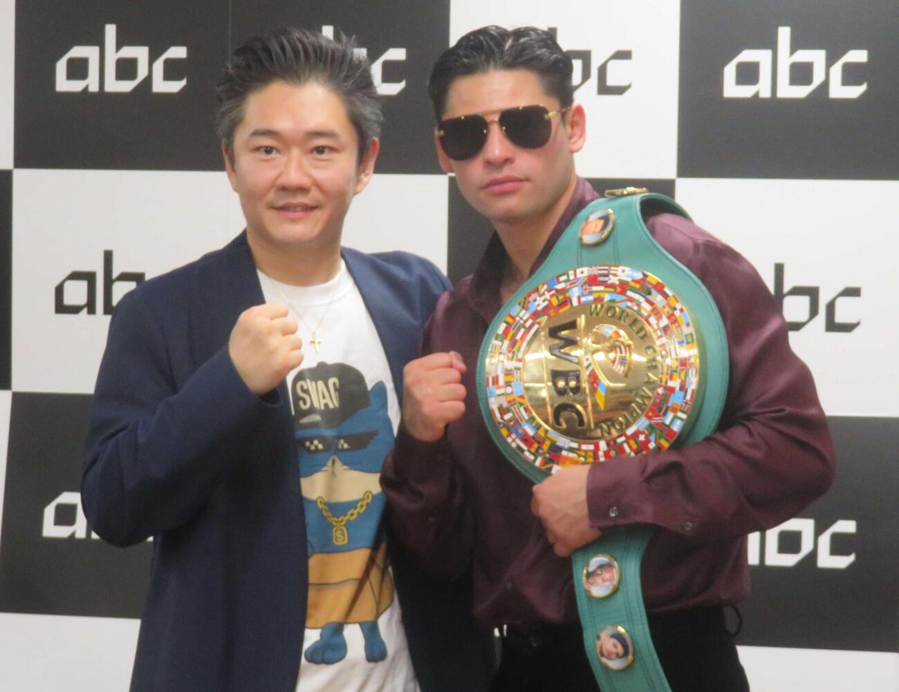 クロフォード・プロダクション・ジャパン（仮称）の広報戦略アンバサダー就任会見に臨んだWBC世界ウエルター級王者ライアン・ガルシア（右）。左はABC社の松田元社長