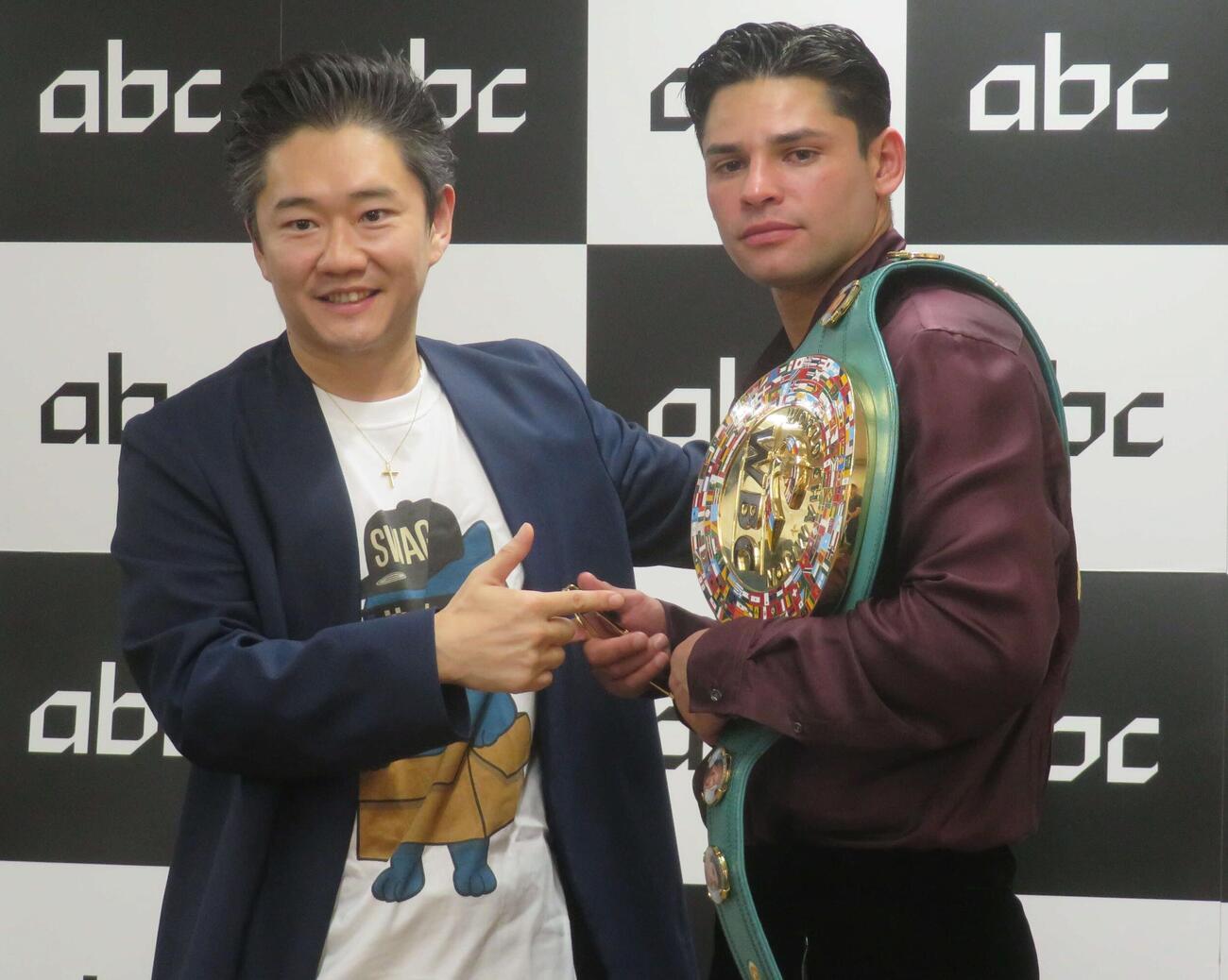 クロフォード・プロダクション・ジャパン（仮称）の広報戦略アンバサダー就任会見に臨んだWBC世界ウエルター級王者ライアン・ガルシア（右）。左はABC社の松田元代表取締役