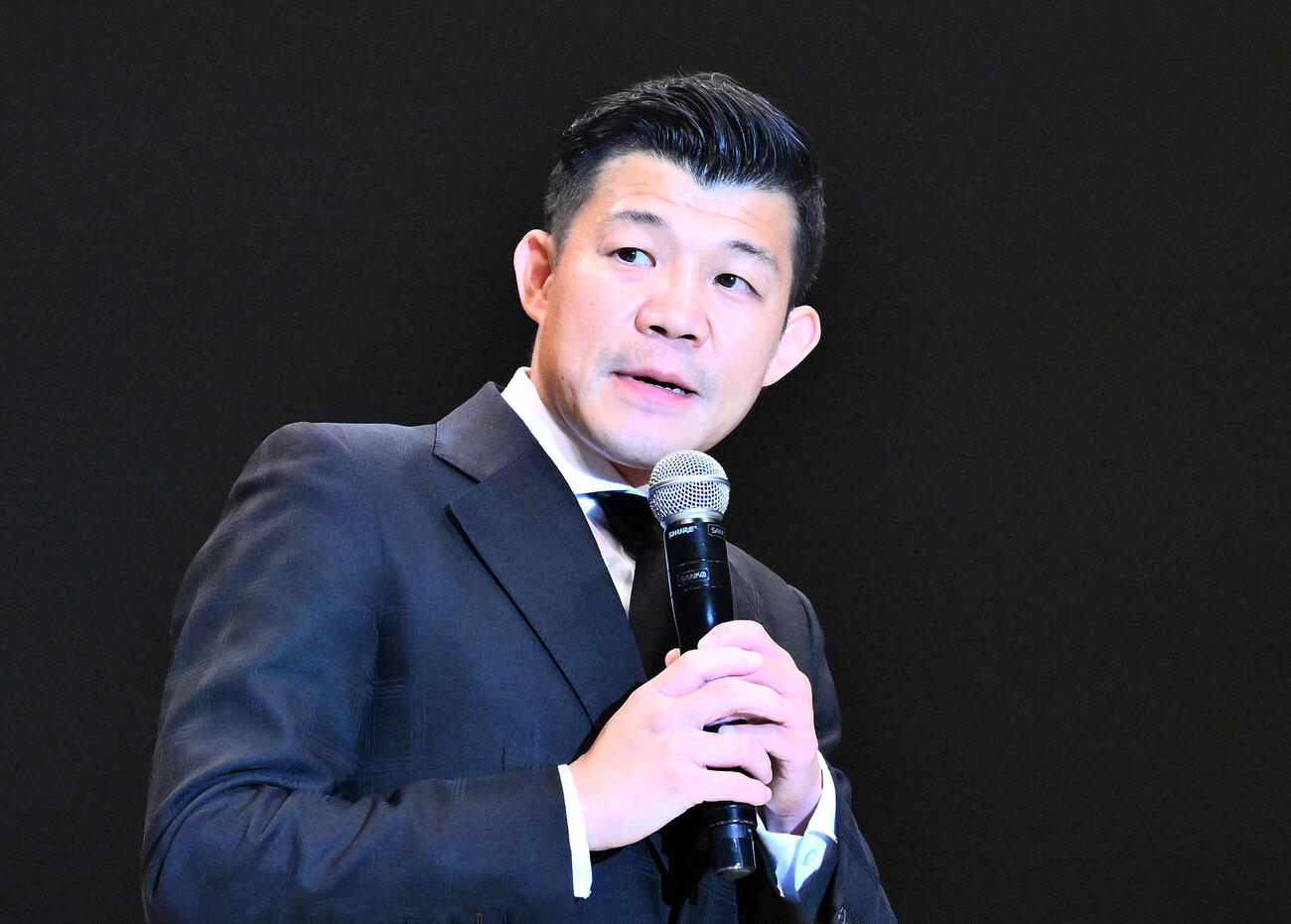 あいさつする亀田興毅ファウンダー（撮影・滝沢徹郎）