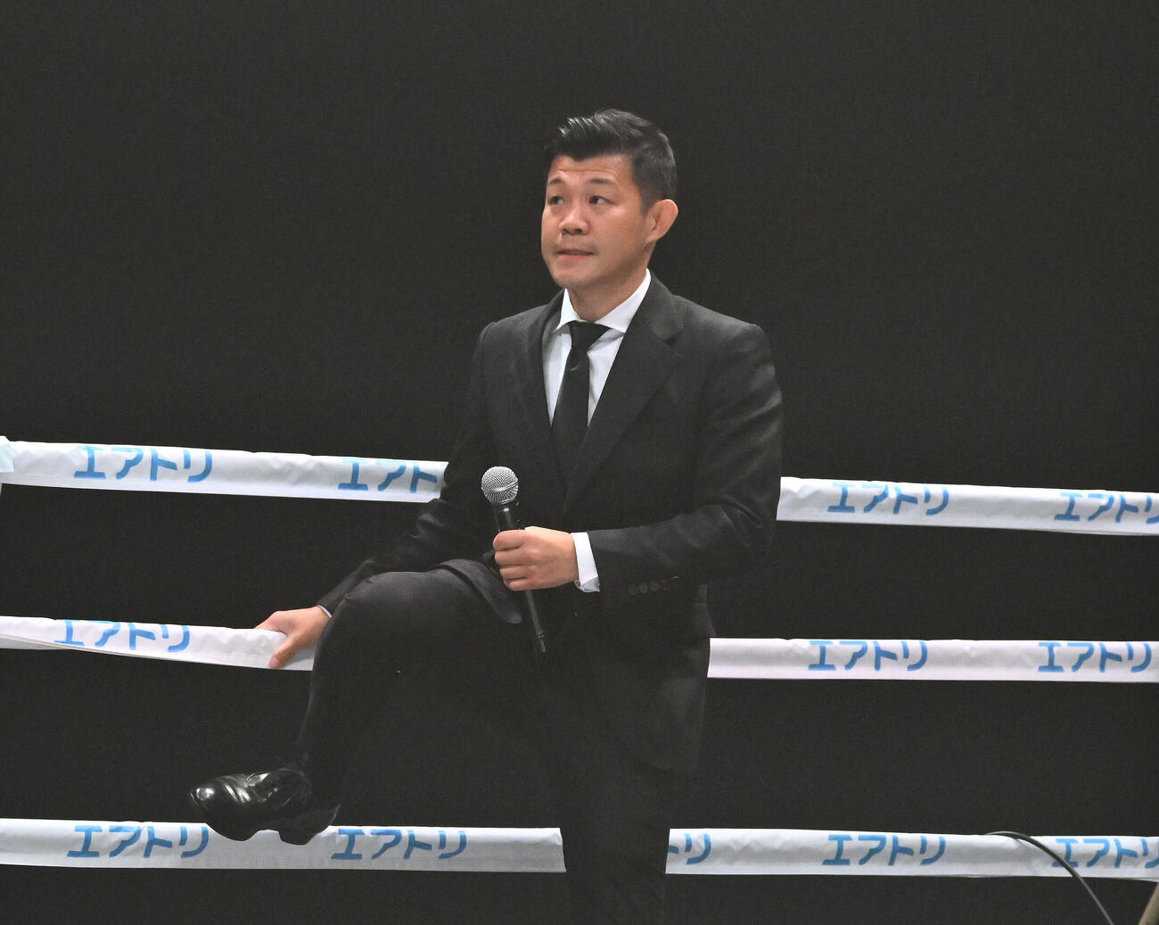 あいさつのため、リングに入る亀田興毅ファウンダー（撮影・滝沢徹郎）