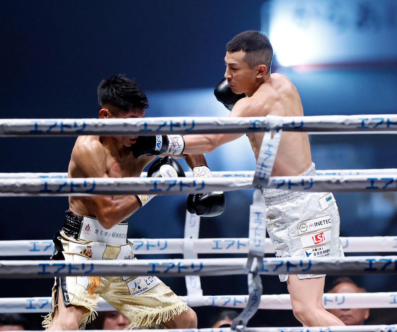 IBF世界フライ級タイトルマッチ　矢吹正道対レネ・カリスト　1回、ダウンを奪う矢吹正道（右）（撮影・山本朝陽）