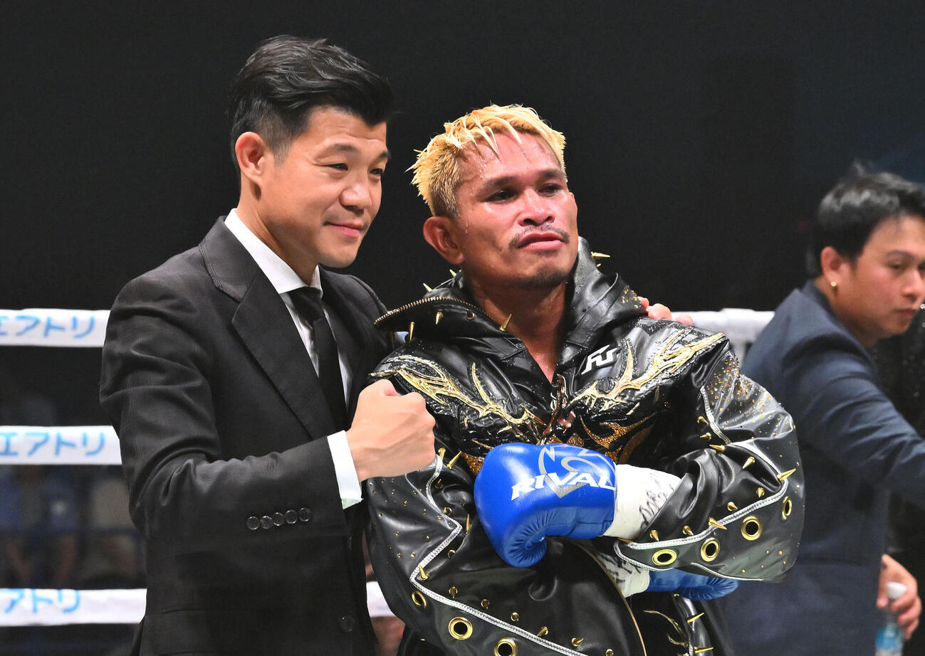 124ポンド契約10回戦　ルイス・ネリ対ジョン・リエル・カシメロ　ルイス・ネリを破ったジョン・リエル・カシメロ（右）は亀田興毅ファウンダーと記念撮影する（撮影・滝沢徹郎）