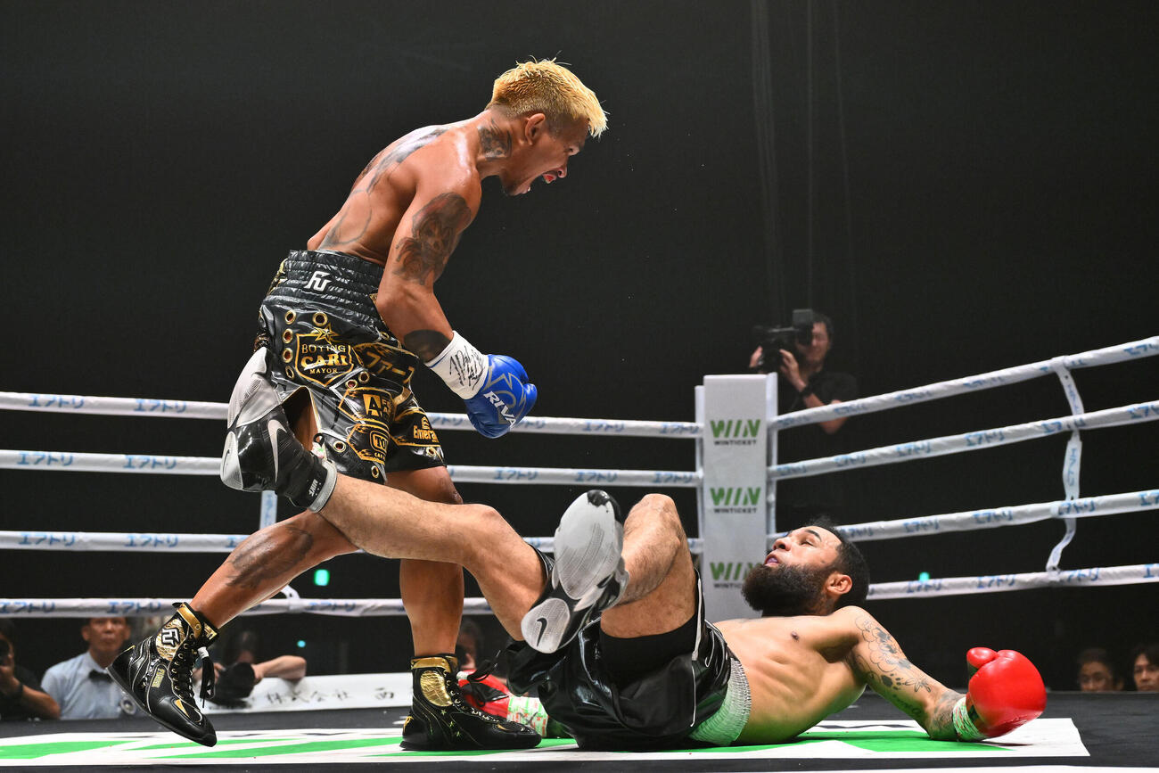 124ポンド契約10回戦　ルイス・ネリ対ジョン・リエル・カシメロ　1回、ジョン・リエル・カシメロ（左）はルイス・ネリからダウンを奪う（撮影・滝沢徹郎）