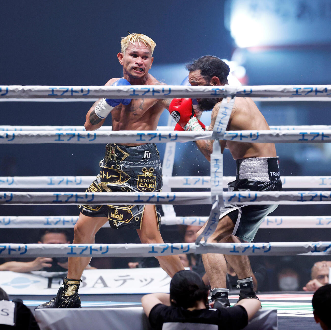 124ポンド契約10回戦　ルイス・ネリ対ジョン・リエル・カシメロ　4回、ダウンを奪い、ルイス・ネリを下すジョン・リエル・カシメロ（左）（撮影・山本朝陽）