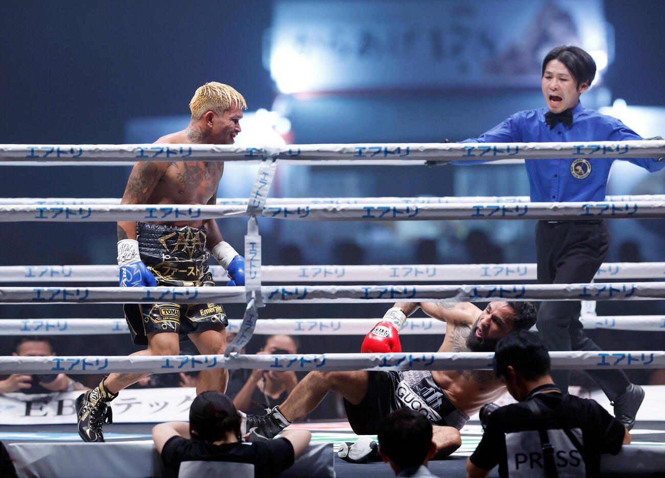 124ポンド契約10回戦　ルイス・ネリ対ジョン・リエル・カシメロ　4回、ダウンを奪い、ルイス・ネリを下すジョン・リエル・カシメロ（左）（撮影・山本朝陽）