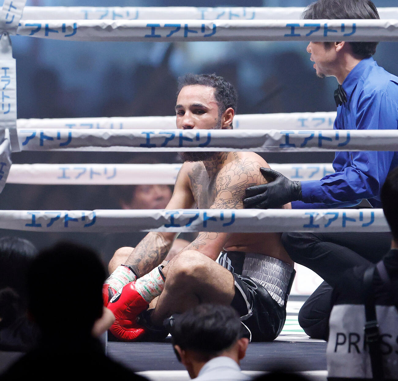 124ポンド契約10回戦　ルイス・ネリ対ジョン・リエル・カシメロ　4回、ダウンを奪れ、TKO負けしたルイス・ネリ（撮影・山本朝陽）
