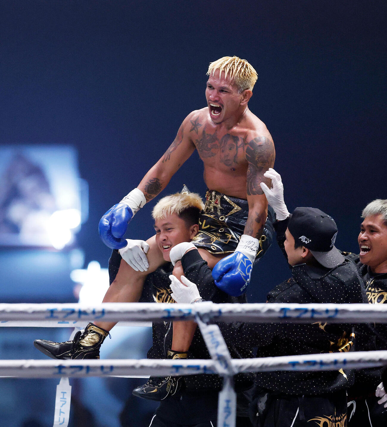 124ポンド契約10回戦　ルイス・ネリ対ジョン・リエル・カシメロ　ルイス・ネリを下し、喜ぶジョン・リエル・カシメロ（撮影・山本朝陽）