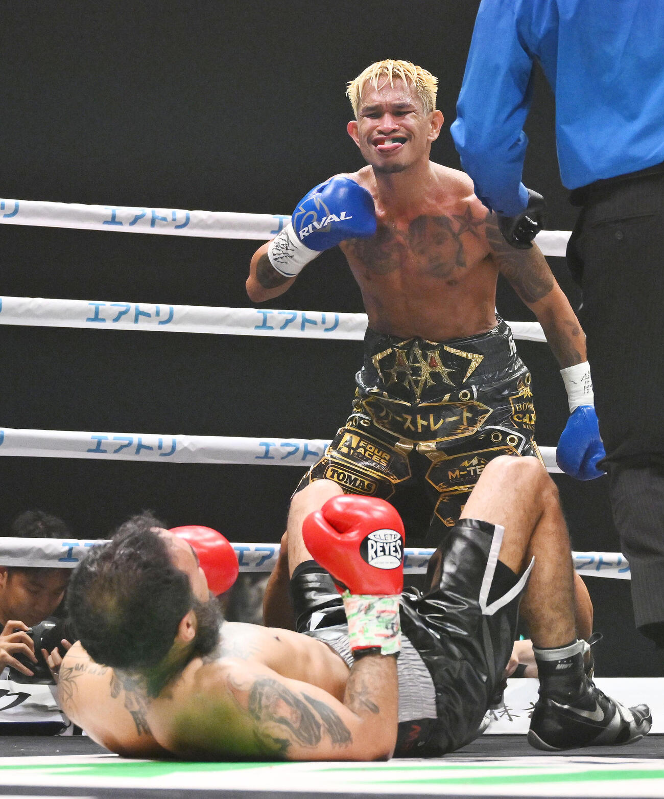 124ポンド契約10回戦　ルイス・ネリ対ジョン・リエル・カシメロ　4回、ジョン・リエル・カシメロ（後方）はルイス・ネリにKO勝ちする（撮影・滝沢徹郎）