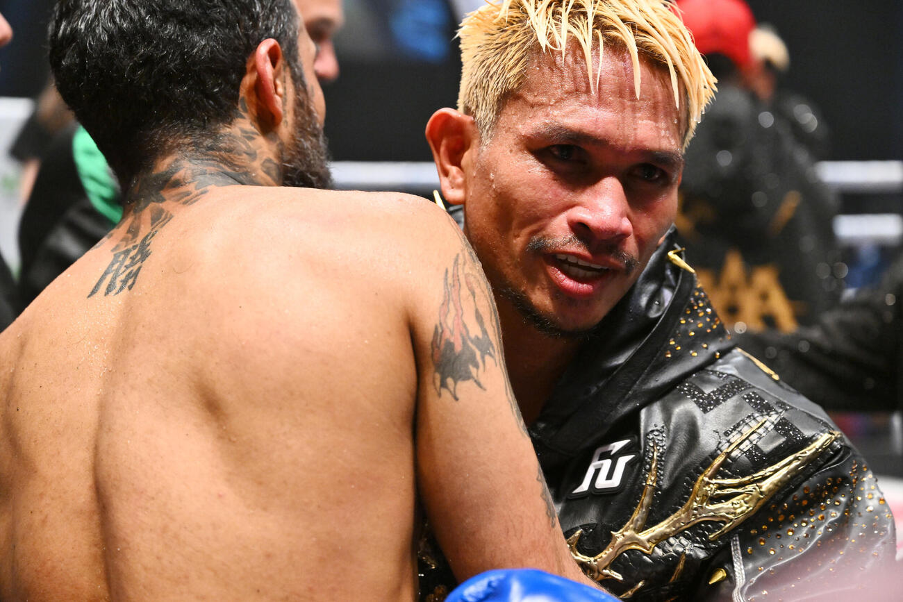 124ポンド契約10回戦　ルイス・ネリ対ジョン・リエル・カシメロ　試合後、抱き合うジョン・リエル・カシメロ（右）とルイス・ネリ（撮影・滝沢徹郎）