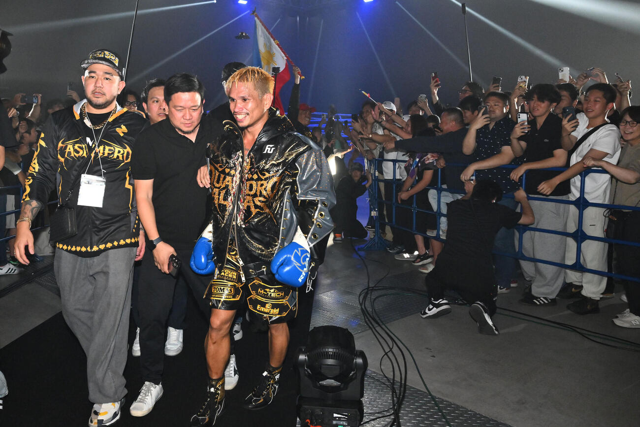 124ポンド契約10回戦　ルイス・ネリ対ジョン・リエル・カシメロ　ルイス・ネリに勝利したジョン・リエル・カシメロはファンの祝福を浴びて引き揚げる（撮影・滝沢徹郎）