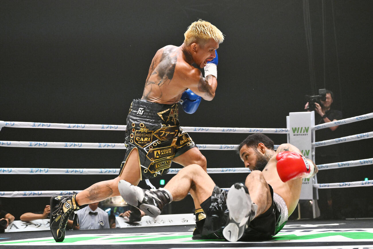 124ポンド契約10回戦　ルイス・ネリ対ジョン・リエル・カシメロ1回、ジョン・リエル・カシメロ（左）はルイス・ネリからダウンを奪う（撮影・滝沢徹郎）