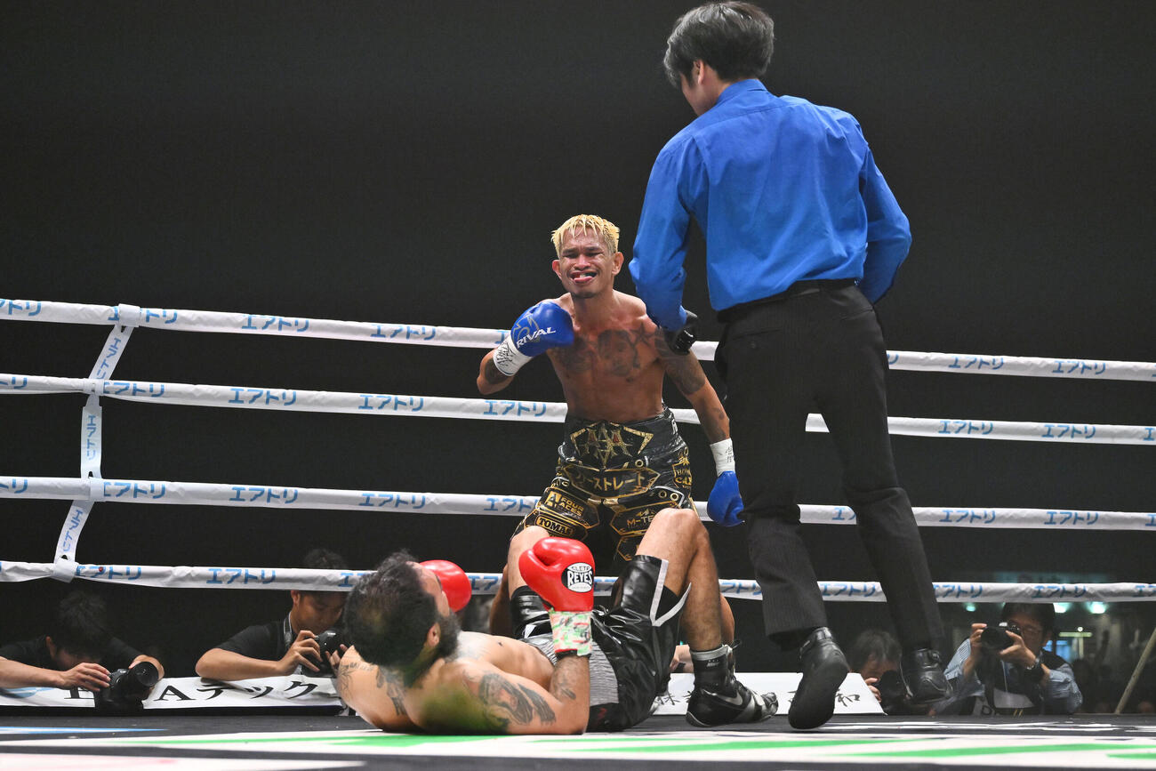124?契約10回戦　ルイス・ネリ対ジョン・リエル・カシメロ　4回、ジョン・リエル・カシメロ（後方）はルイス・ネリにKO勝ちする（撮影・滝沢徹郎）