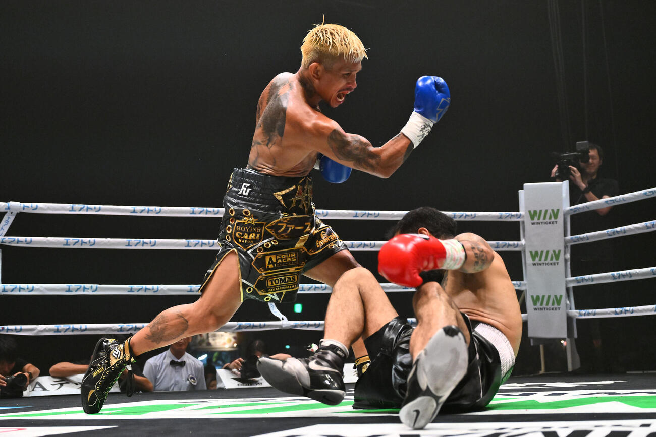124ポンド契約10回戦　ルイス・ネリ対ジョン・リエル・カシメロ　1回、ジョン・リエル・カシメロ（左）はルイス・ネリからダウンを奪う（撮影・滝沢徹郎）