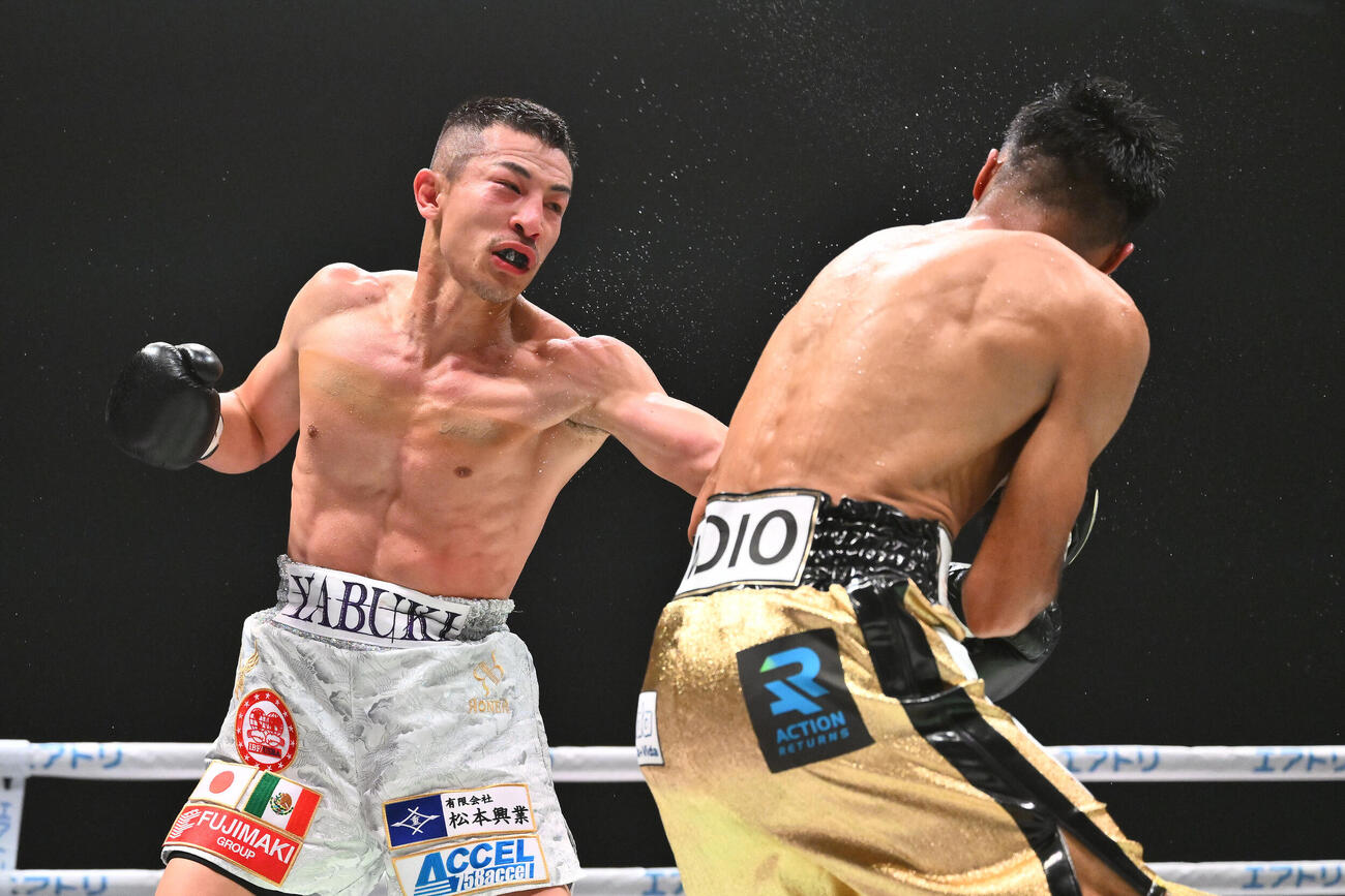 IBF世界フライ級タイトルマッチ　矢吹正道対レネ・カリスト　8回、矢吹正道（左）はレネ・カリストにパンチを打ち込む（撮影・滝沢徹郎）＝2026年6月6日