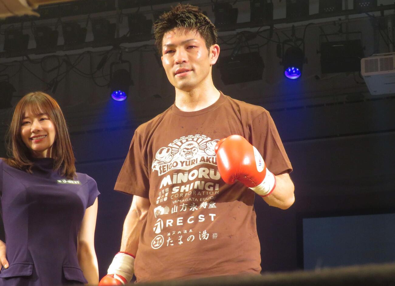 スーパーフライ級初戦で5回TKO勝利を収めた元WBA世界フライ級王者ユーリ阿久井政悟（中央）