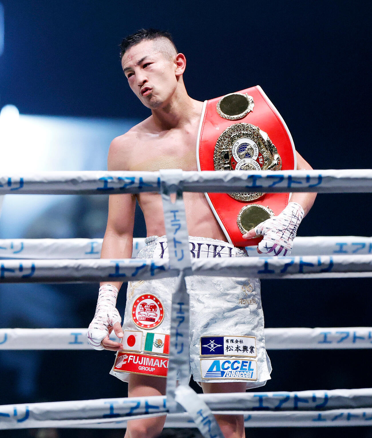IBF世界フライ級タイトルマッチ　矢吹正道対レネ・カリスト　判定勝ちし、ベルトを持った矢吹正道（撮影・山本朝陽）