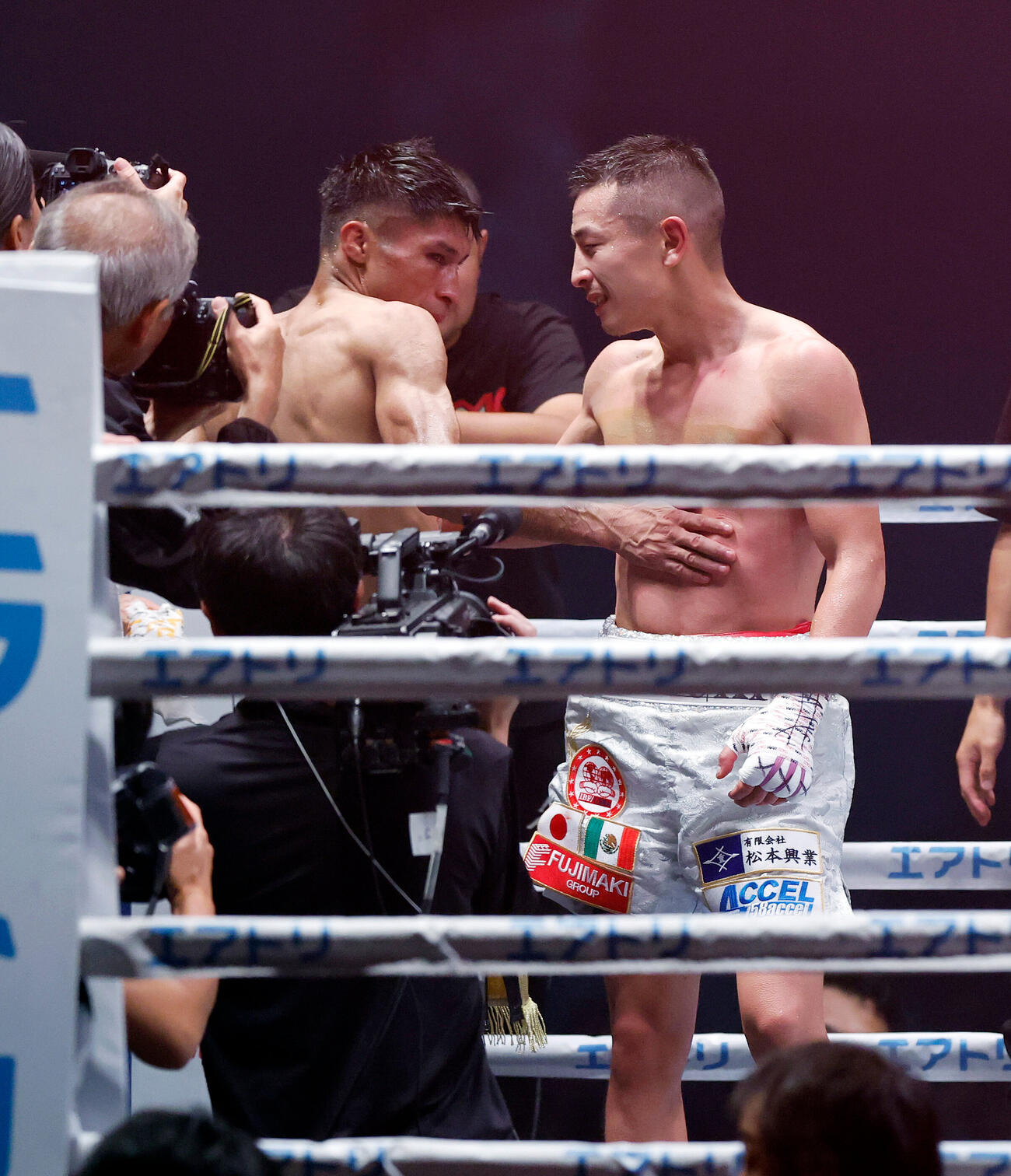IBF世界フライ級タイトルマッチ　矢吹正道対レネ・カリスト　12回終了後、健闘を称え合うレネ・カリストと矢吹正道（右）（撮影・山本朝陽）