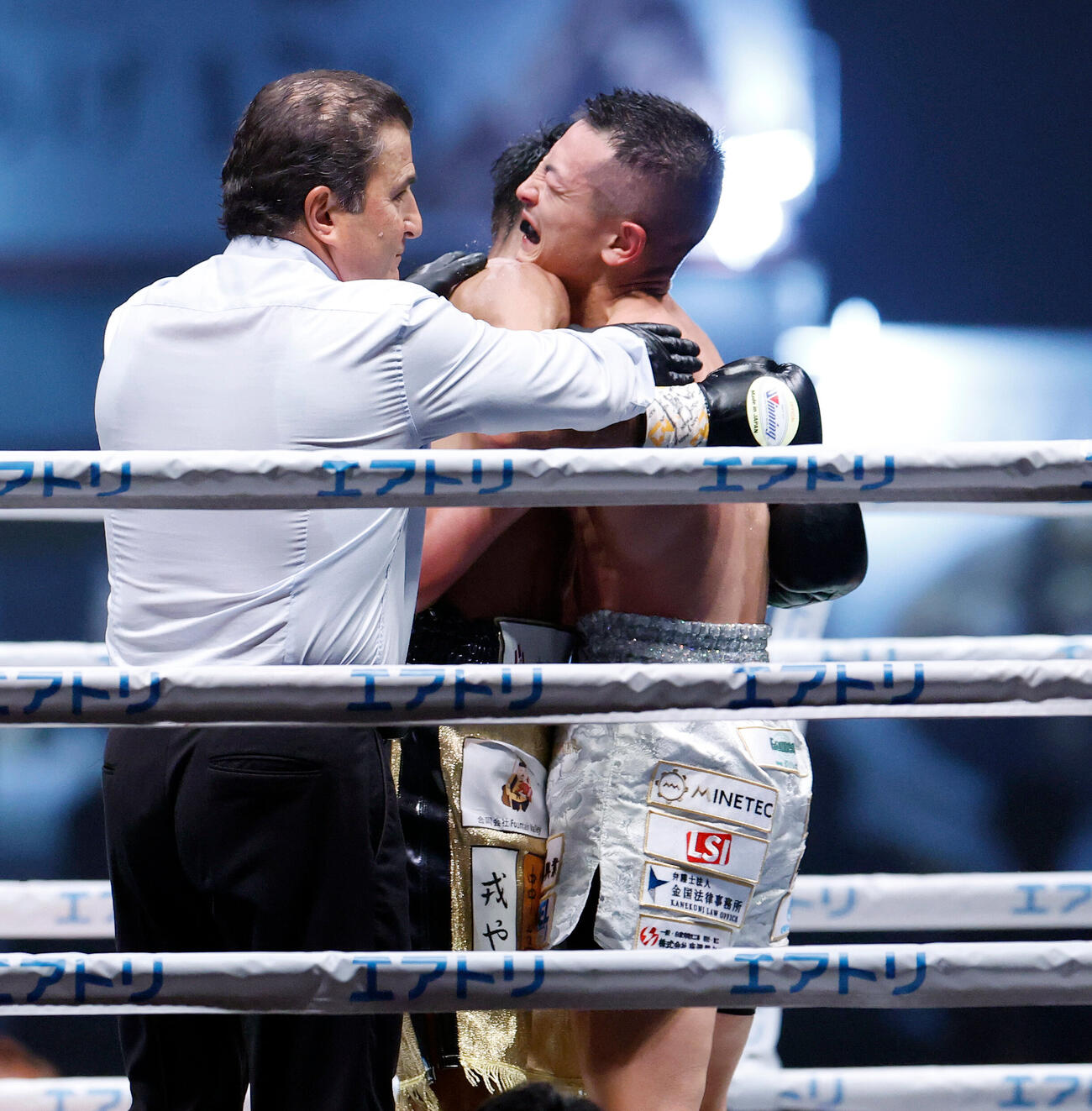 IBF世界フライ級タイトルマッチ　矢吹正道対レネ・カリスト　12回終了後、お互いに抱き合うレネ・カリストと矢吹正道（右）（撮影・山本朝陽）