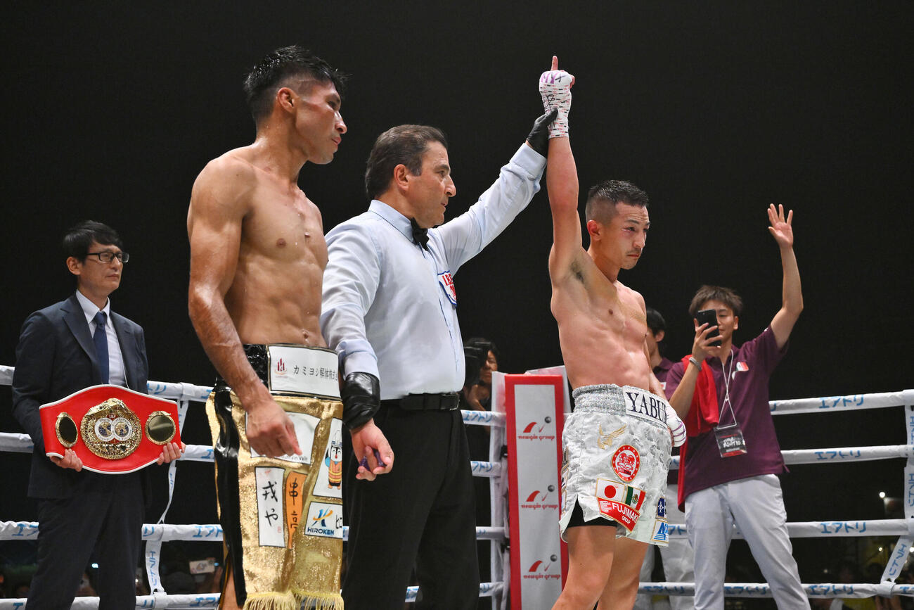 矢吹正道（右）は判定でレネ・カリストを破り防衛に成功する（撮影・滝沢徹郎）