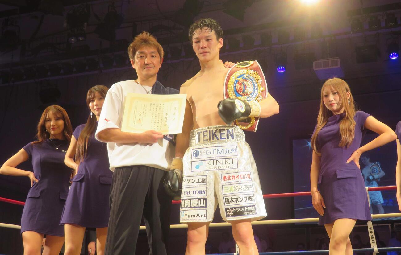初防衛に成功したWBOアジア・パシフィック・スーパーライト級王者李健太（左から4番目）と大和心トレーナー（同3番目）