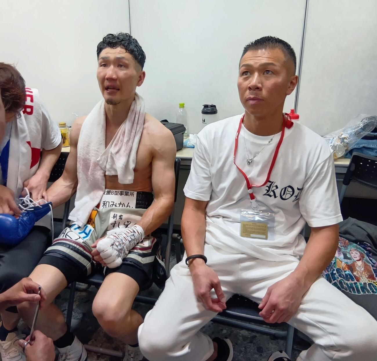 控室で取材対応する日本バンタム級王者栗原慶太（左）と所属ジムの元WBA世界スーパーフェザー級王者内山高志会長