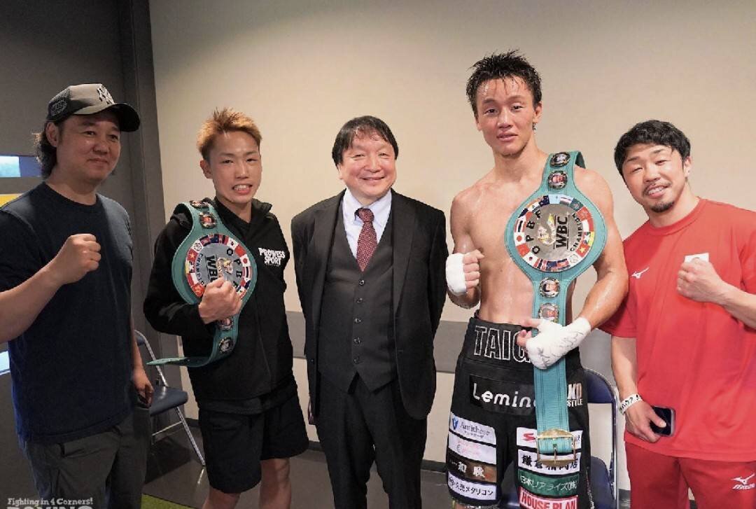 東洋太平洋スーパーバンタム級王座を獲得した石井渡士也（左から2番目）と東洋太平洋ライト級王座奪取に成功した今永虎雅（同4番目）。左端は石井の所属ジムの射場哲也会長、中央は大橋秀行会長、右端は八重樫東トレーナー（大橋ジム提供）