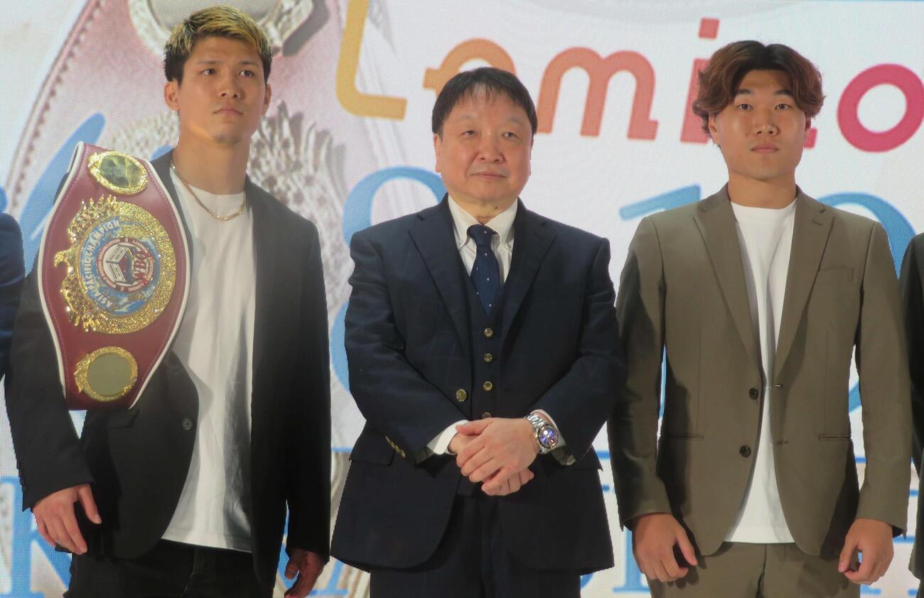 8月19日、東京・後楽園ホールで4度目防衛戦に臨むWBOアジア・パシフィック・ライト級王者宇津木秀（左端）。右端は挑戦者の同級2位高橋麗斗、中央は興行をプロモートする大橋秀行会長