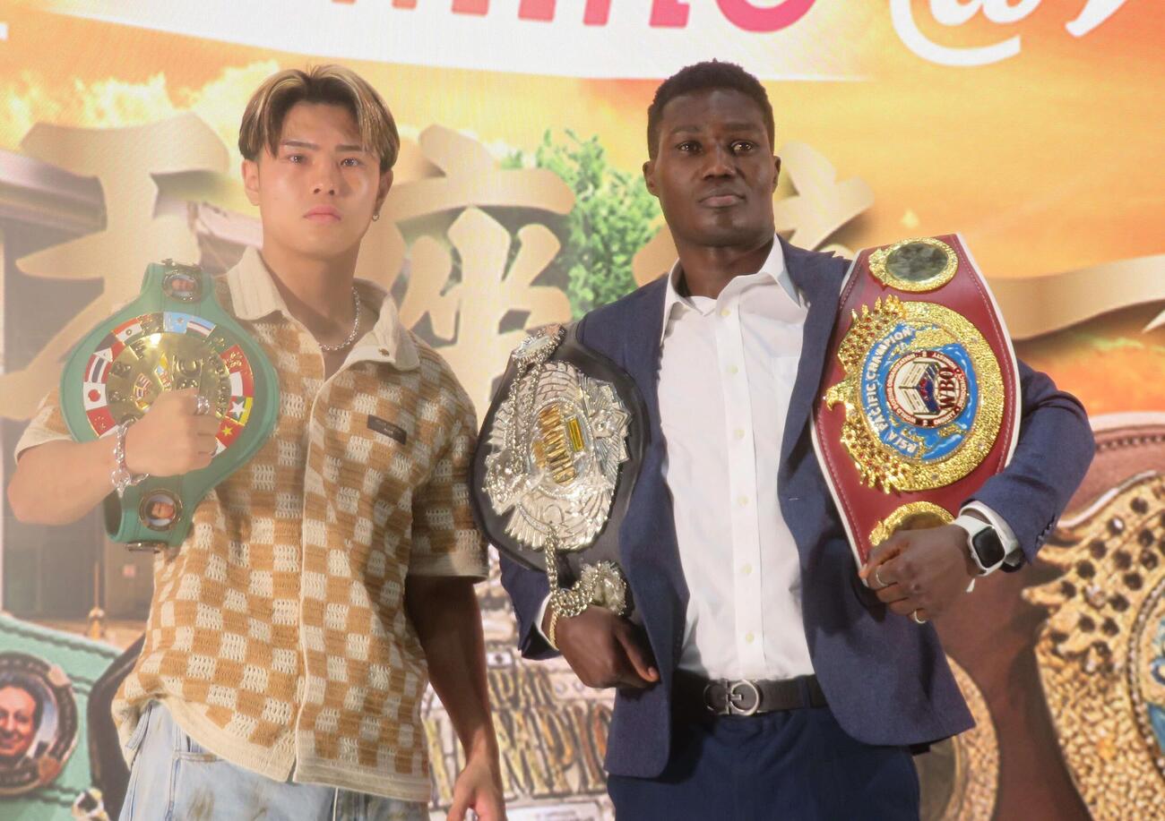 9月21日、日本、WBOアジア・パシフィック・ウエルター級王者セムジュ・デビッド（右）との統一戦に臨む東洋太平洋同級王者佐々木尽