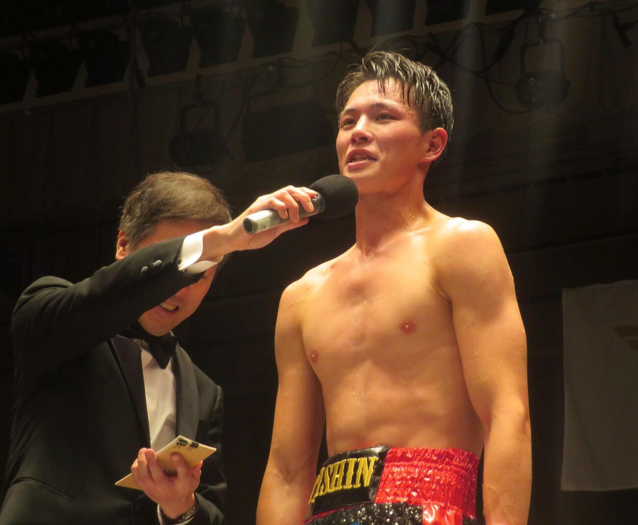6回TKO勝利を収めた輪島功一の孫・磯谷大心（右）