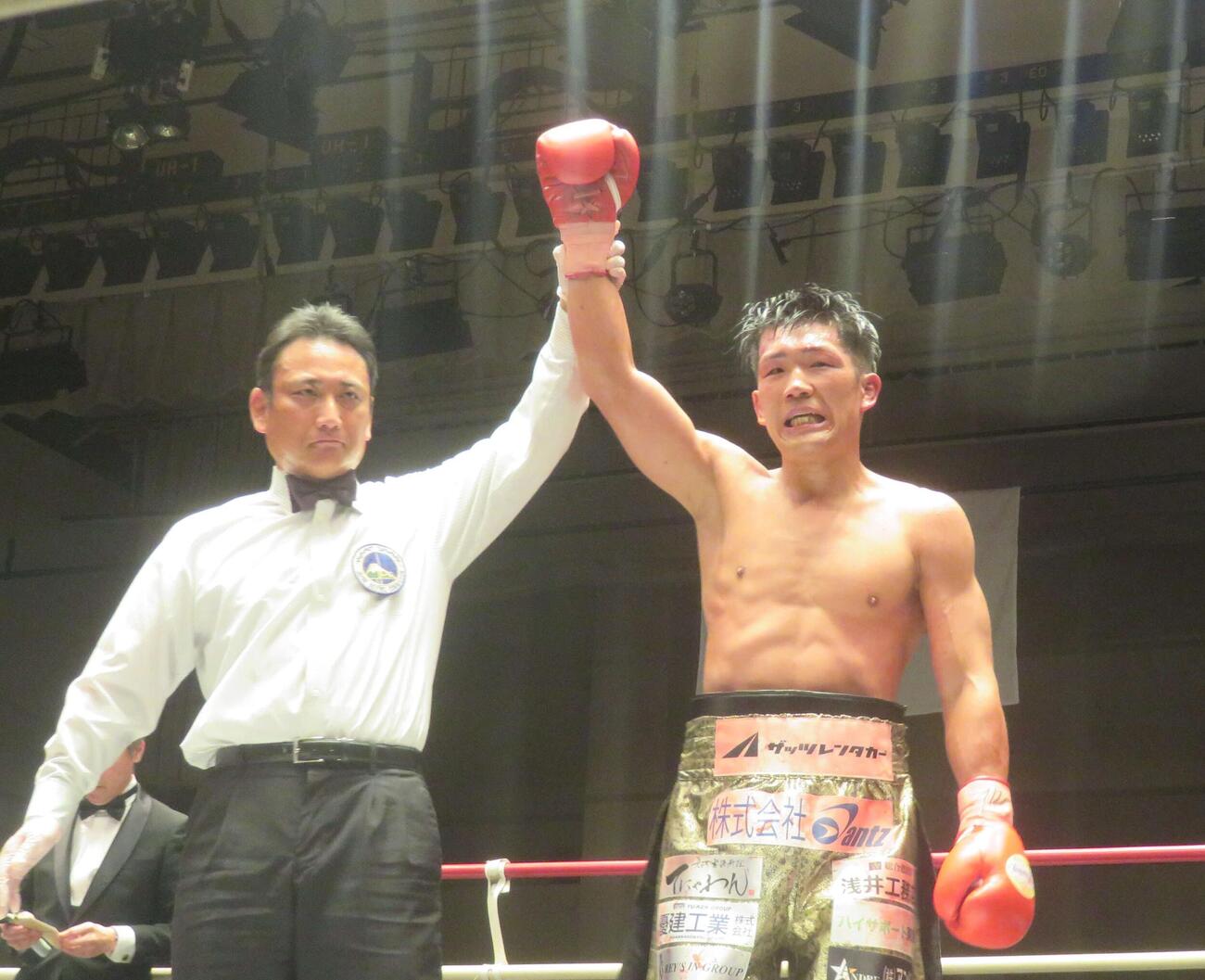 ウエルター級転向初戦で判定勝利を収め、勝ち名乗りを受ける元東洋太平洋、WBOアジア・パシフィック・スーパーライト級王者永田大士（右）